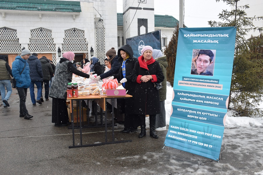 Ауыр науқасқа шалдыққан курстастарына арнап қайырымдылық жәрмеңкесін өткізді (ФОТО)