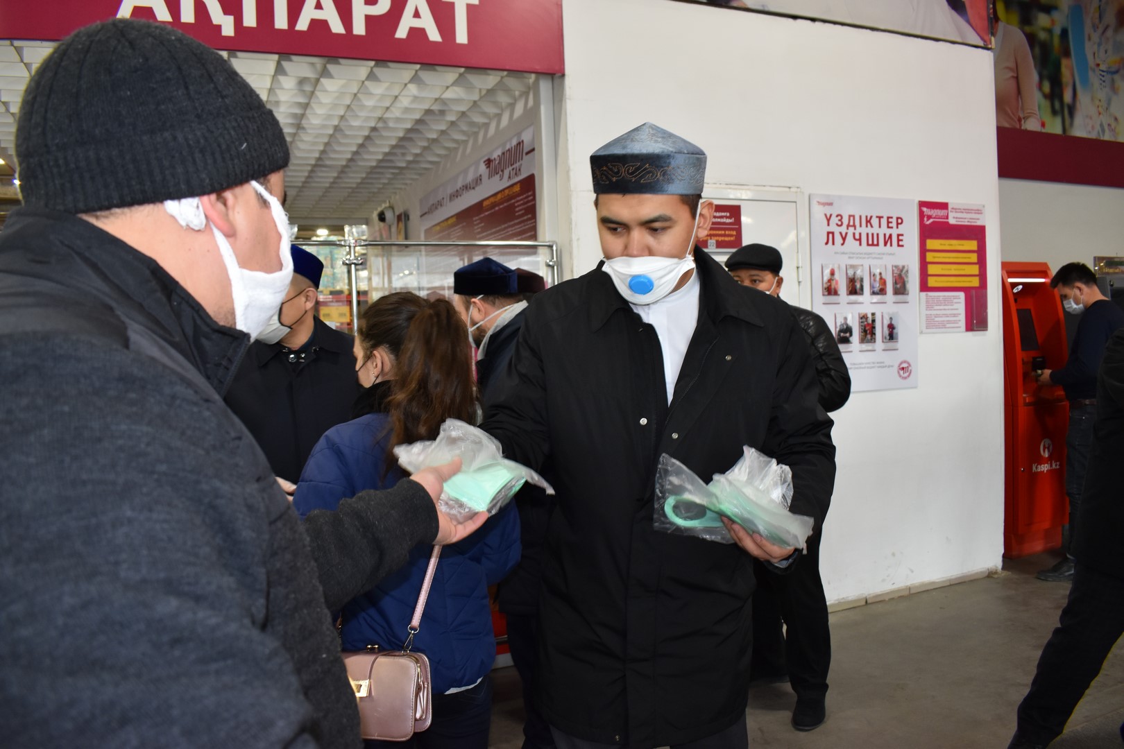 Елорда өкілдігі 2 000 жанға тегін маска таратты (ФОТО)